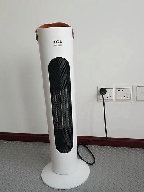 {“title”: “取暖電器全攻略 從類型選擇到安全使用”， “content”: “# 取暖電器全攻略 從類型選擇到安全使用\n\n寒冬來(lái)臨，無(wú)論是北方集中供暖前的空窗期，還是南方濕冷難熬的冬日，取暖電器都成為許多家庭的必備品。面對(duì)市場(chǎng)上五花八門的產(chǎn)品，如何挑選一款安全、高效又適合自己的取暖電器？不同房間、不同場(chǎng)景又該如何使用？本文將為你系統(tǒng)梳理。\n\n## 一、主流取暖電器類型及特點(diǎn)\n\n### 1. 小太陽(yáng)（反射式取暖器）\n原理 通過(guò)石英管或鹵素管發(fā)熱，依靠反射罩將熱量定向輻射。\n優(yōu)點(diǎn) 即